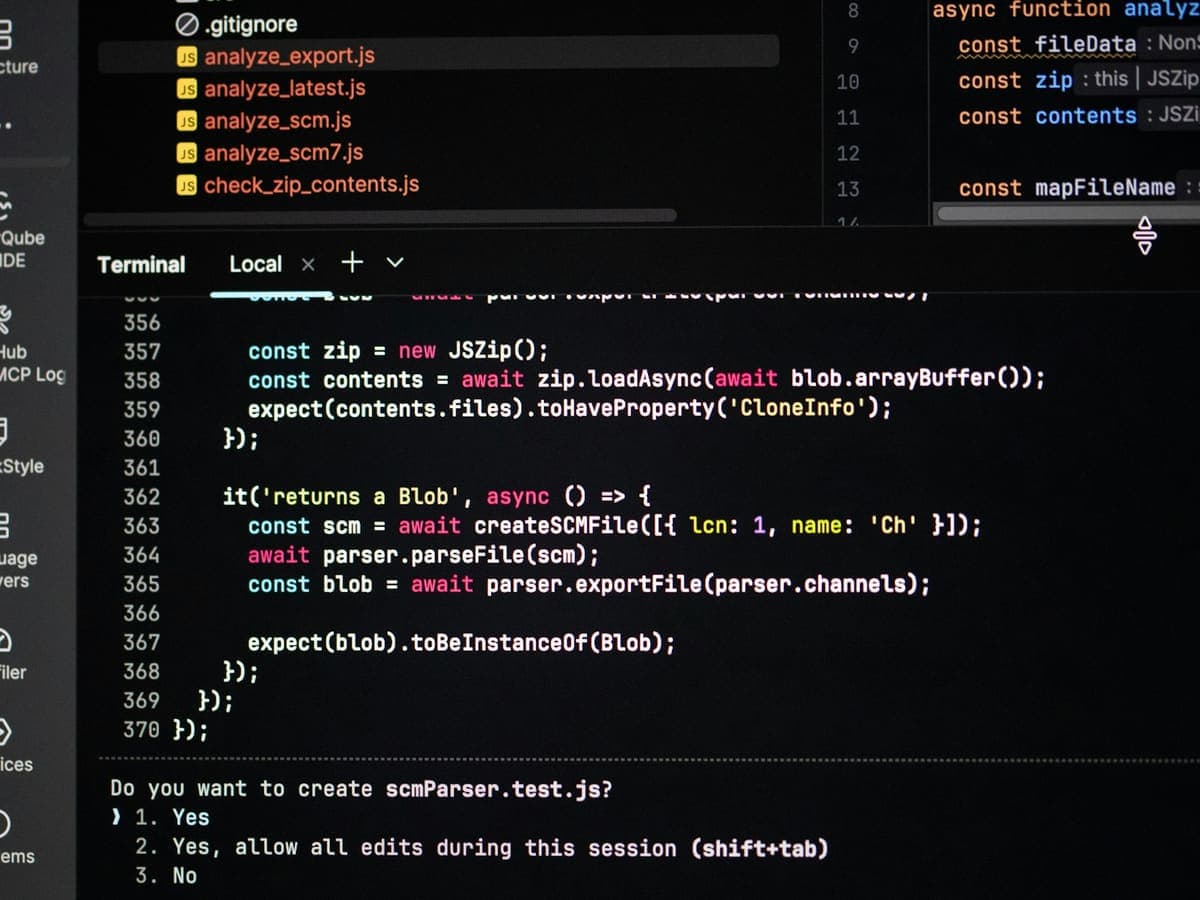 Un terminal et un éditeur de code sur écran sombre