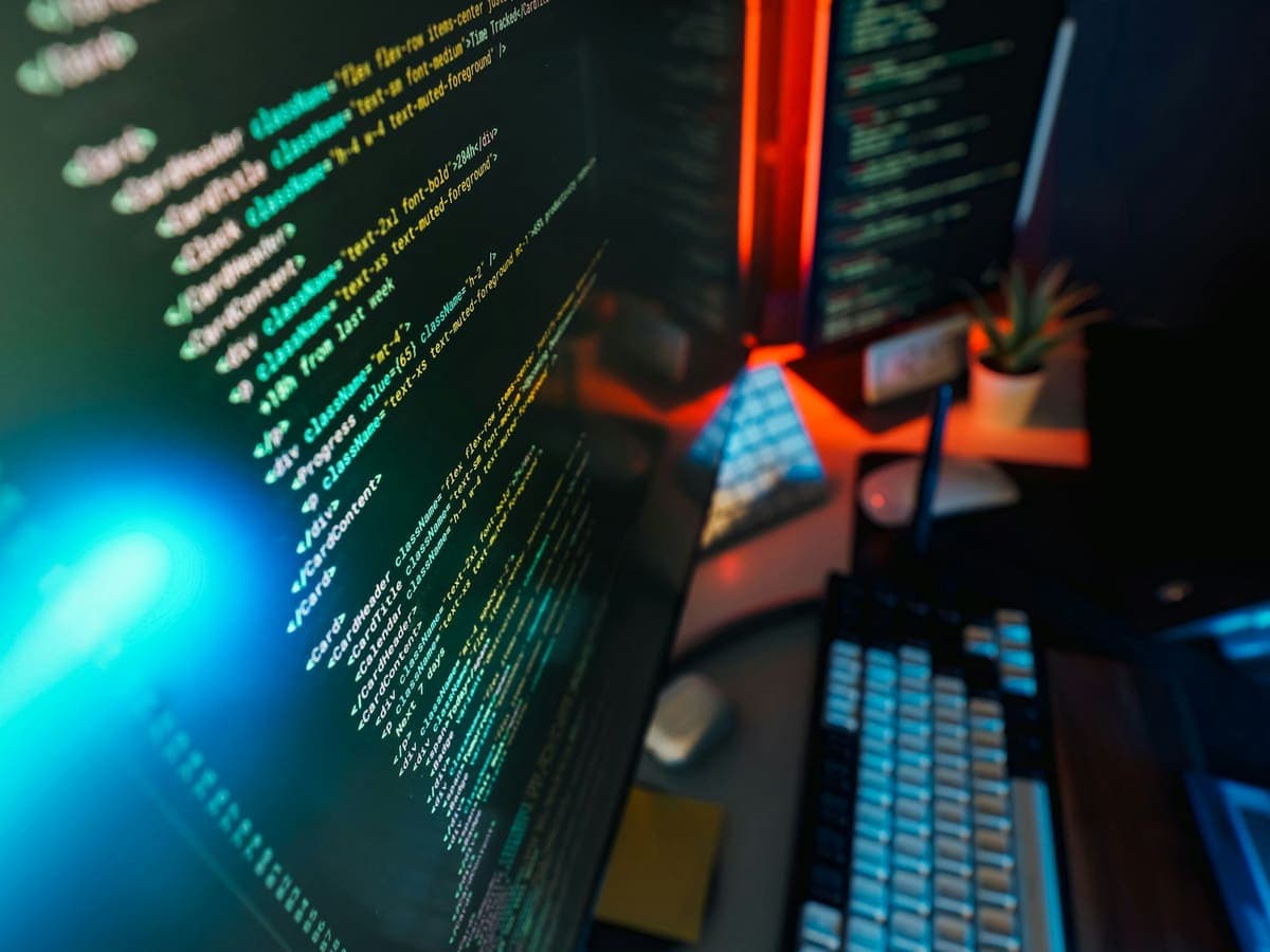 Du code applicatif sur les écrans d'un développeur