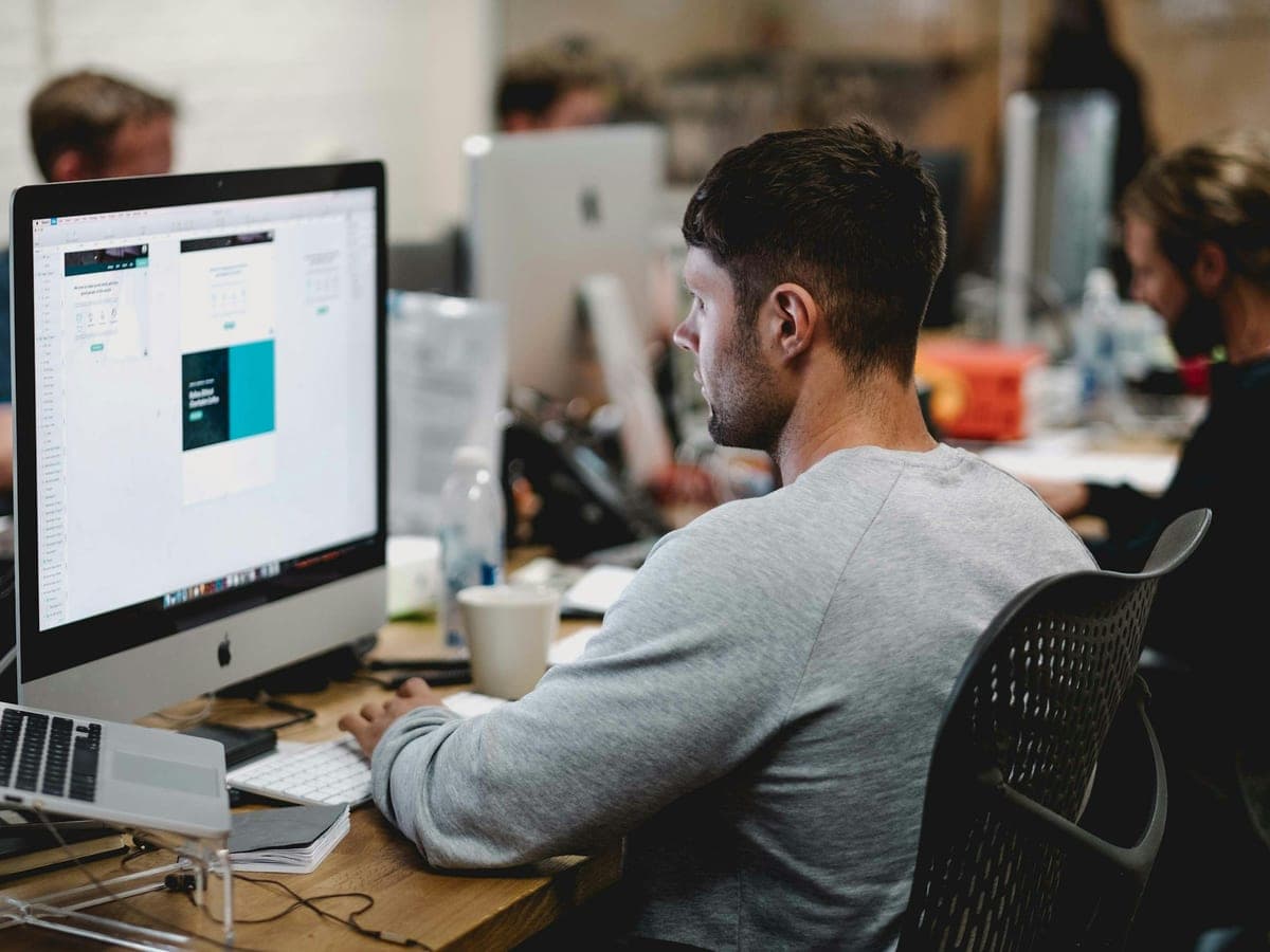 Un designer travaillant sur plusieurs projets dans un studio